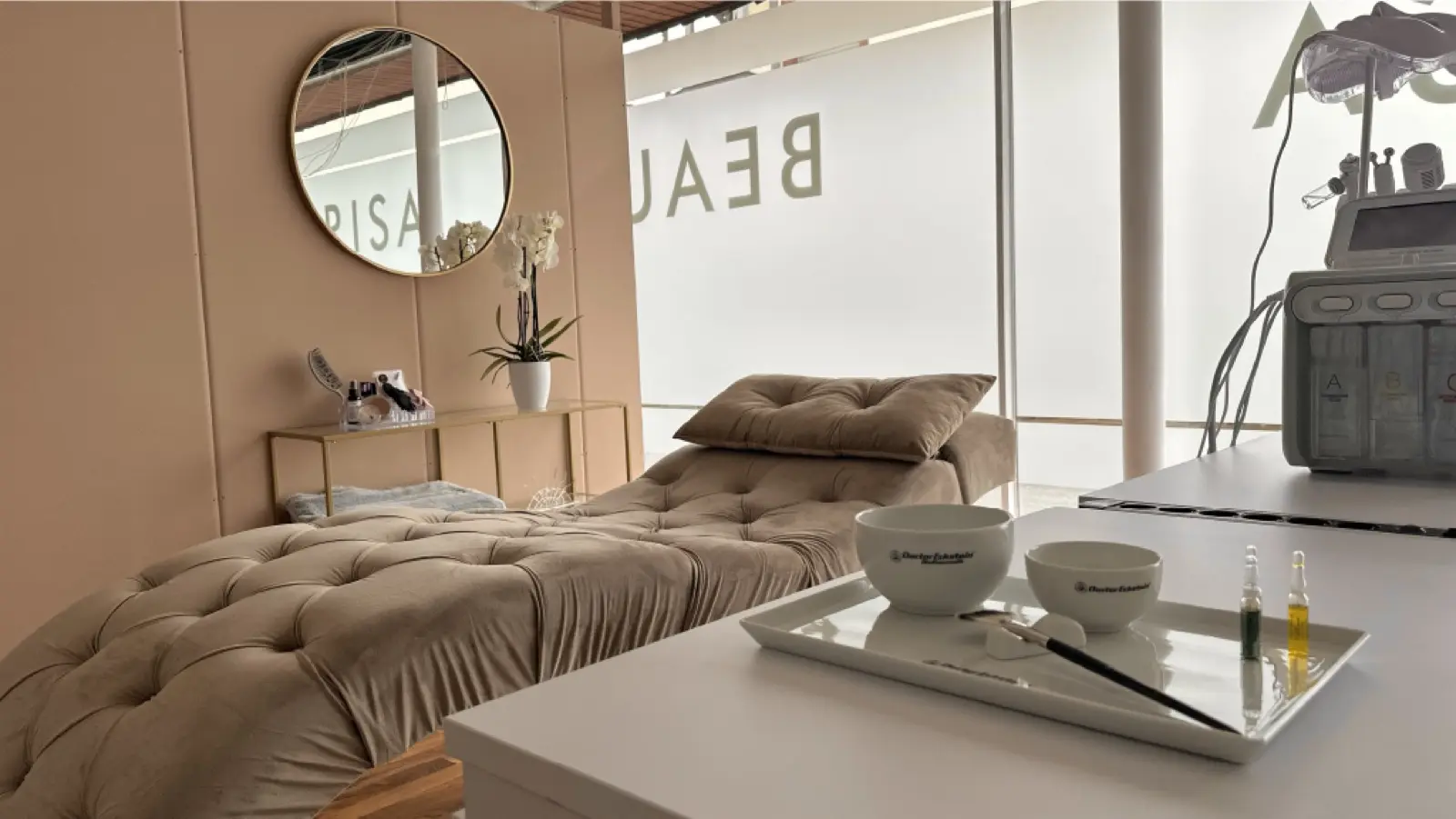Behandlungsraum mit Kosmetikliege und Spiegel bei Marisa Beauty