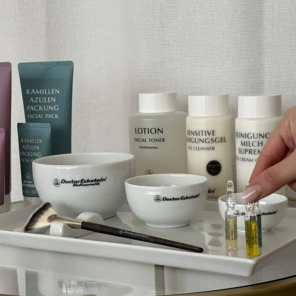 Behandlungsraum mit Sessel und Federlampe bei Marisa Beauty