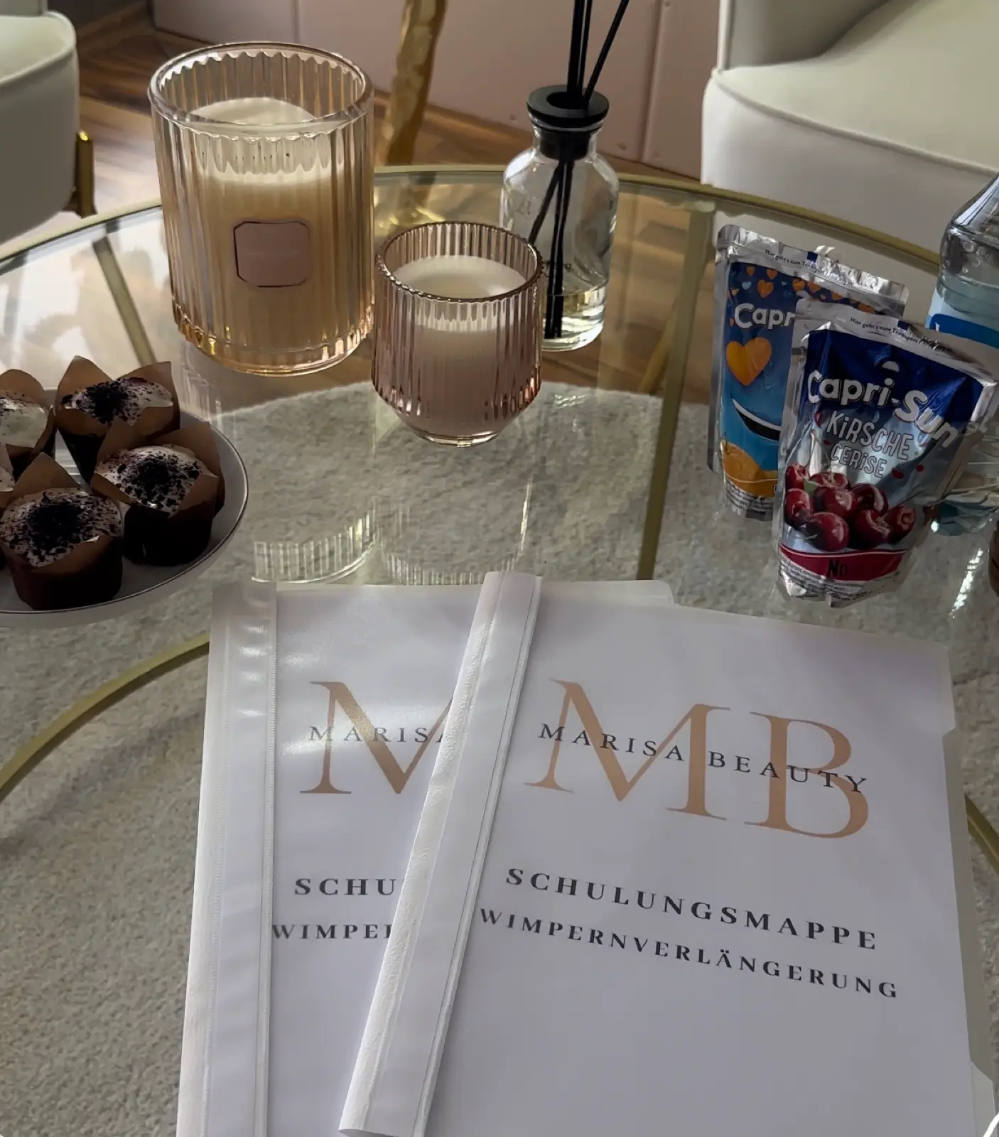 Duftkerzen und Informationsmappen im Studio