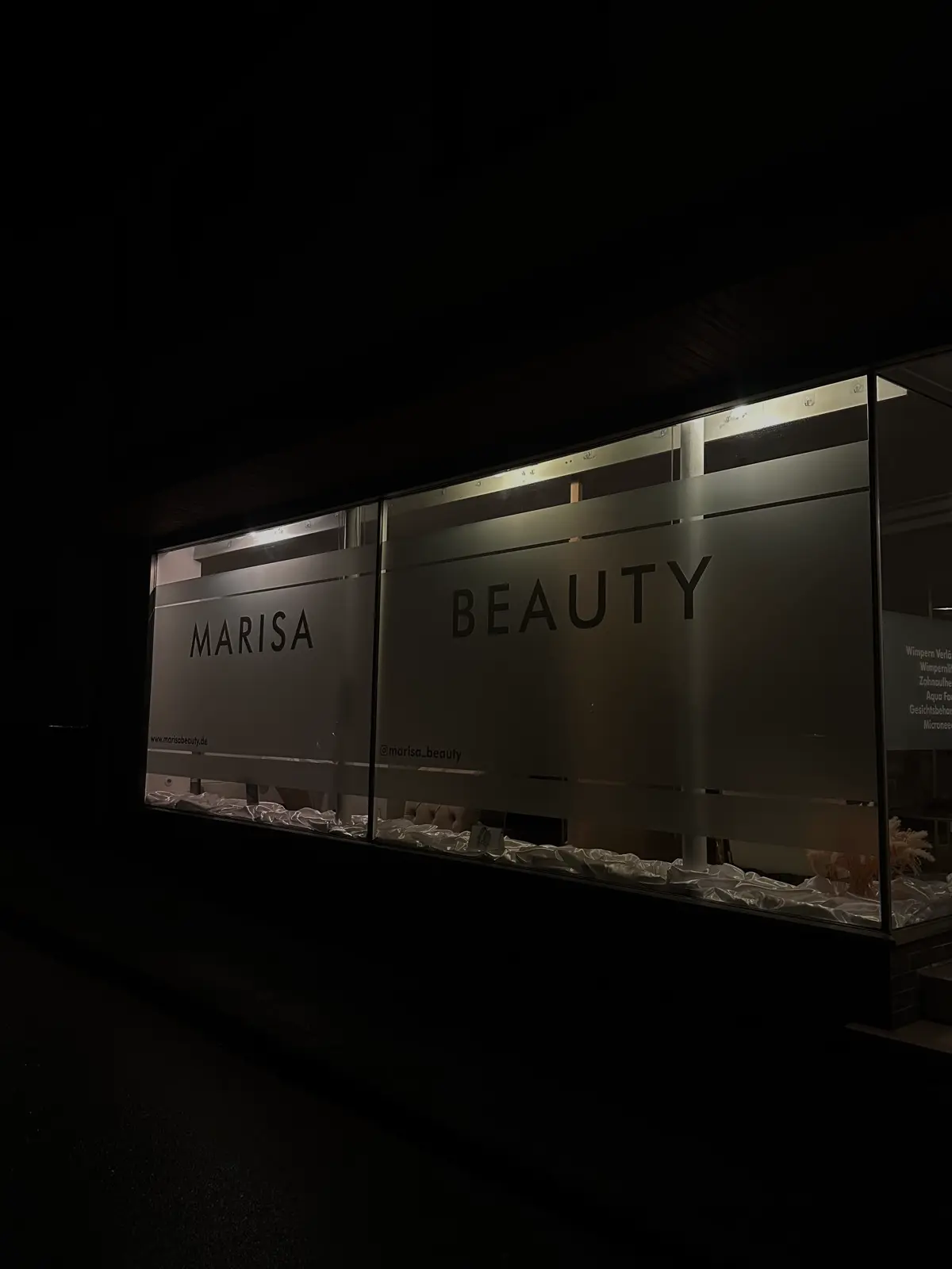 Schaufensterfront mit Marisa-Beauty-Schriftzug in Großostheim